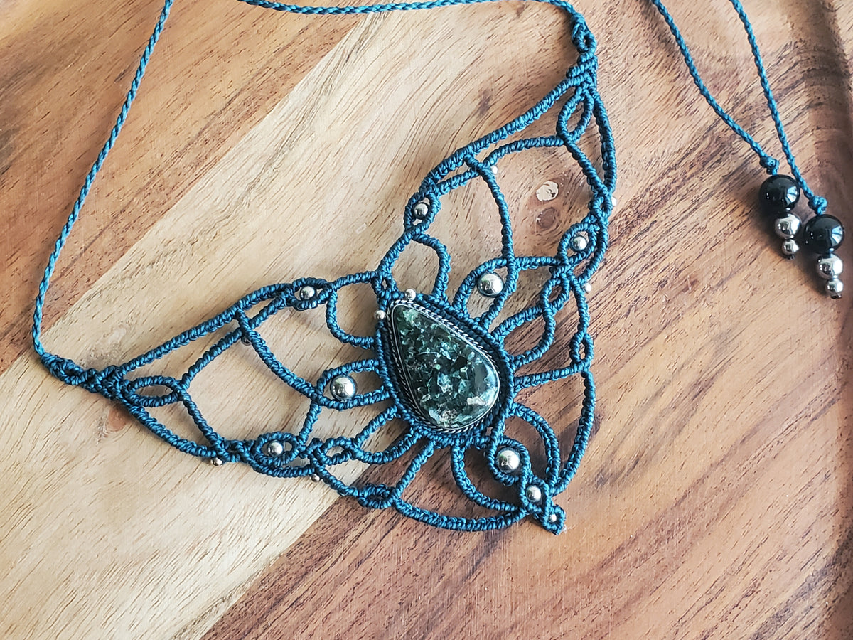 Collection Héritage 🌿 — Collier plastron - "Séraphinite" pièce unique d’exception