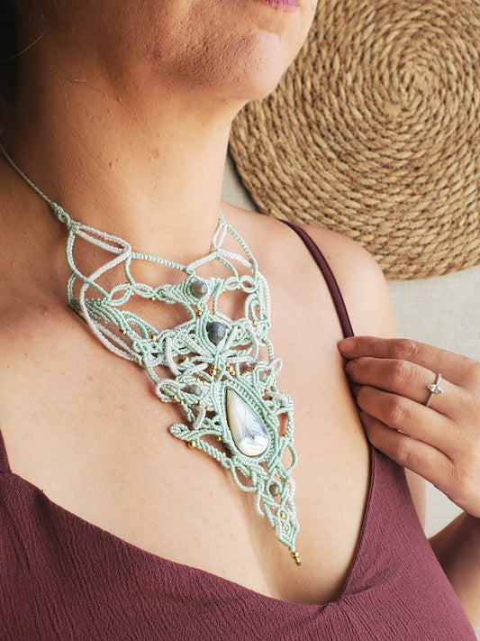 "Collection Héritage🌿" Collier Plastron – Merlinite - piece unique d’exception